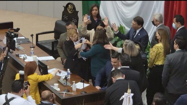 Continúa violencia en Congreso de Tamaulipas