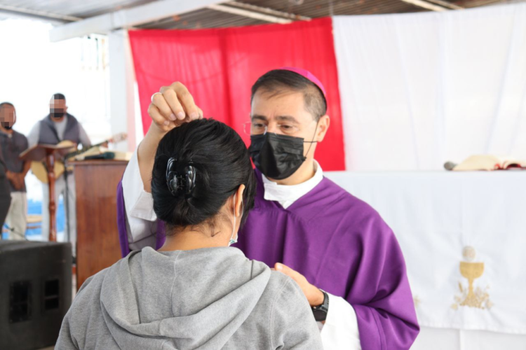 Impone ceniza Obispo a internos del penal