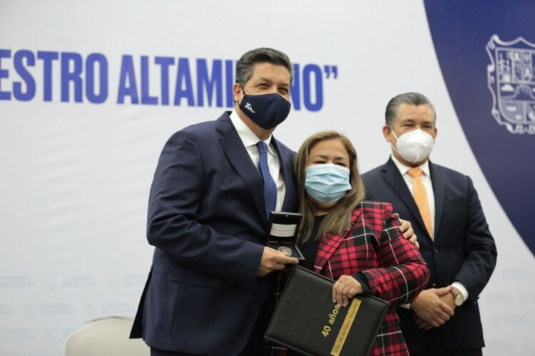 Entregó Cabeza de Vaca medalla al mérito a maestros