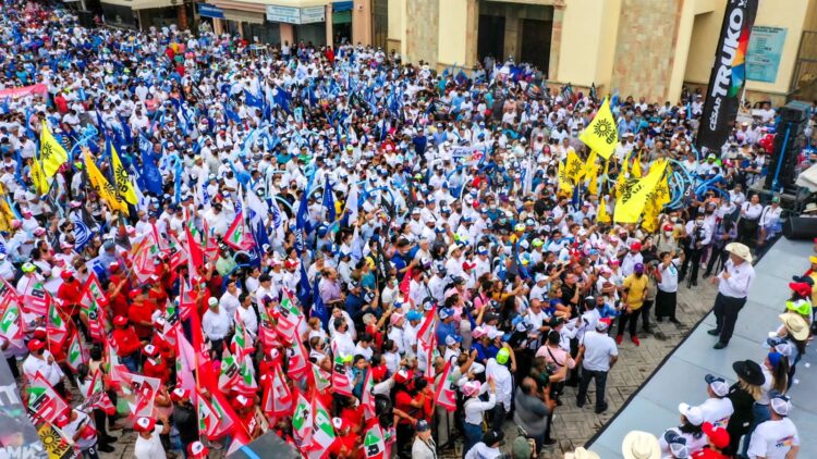 Más de 15 mil personas corean ¡Truko gobernador! en Mante