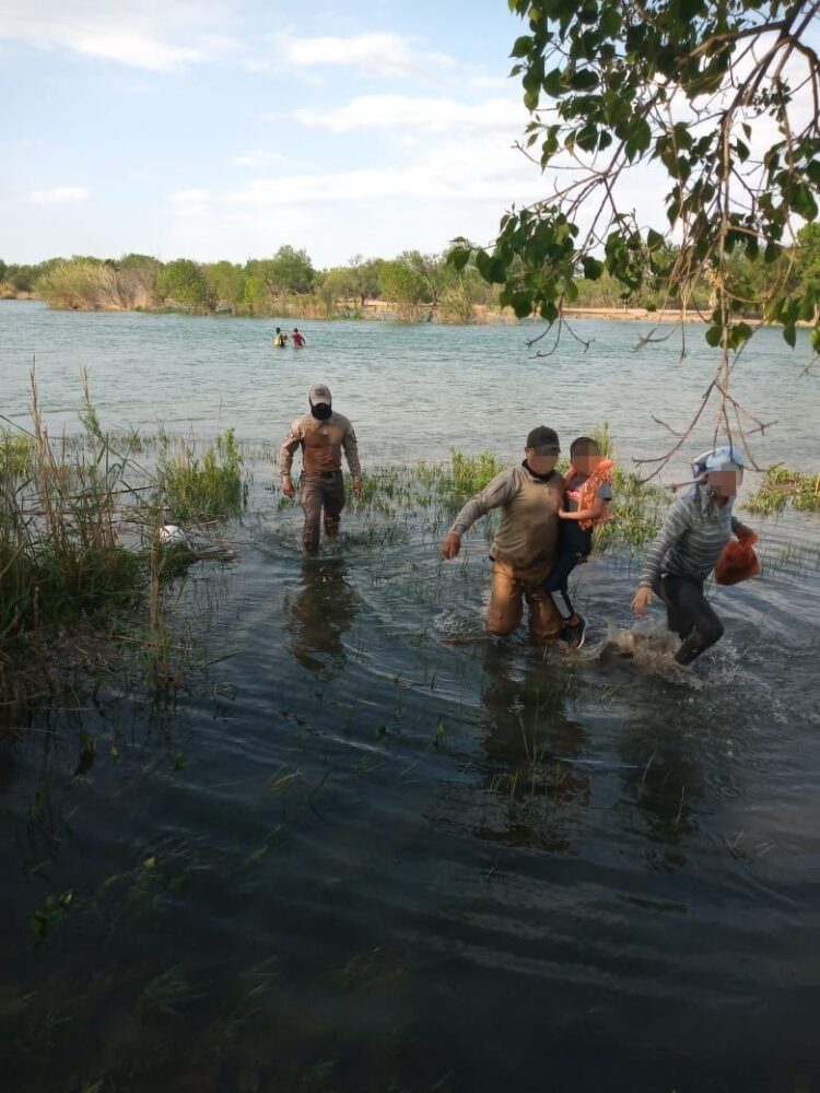 Rescata Grupo Beta del INM a madre e hijo en el Río Bravo