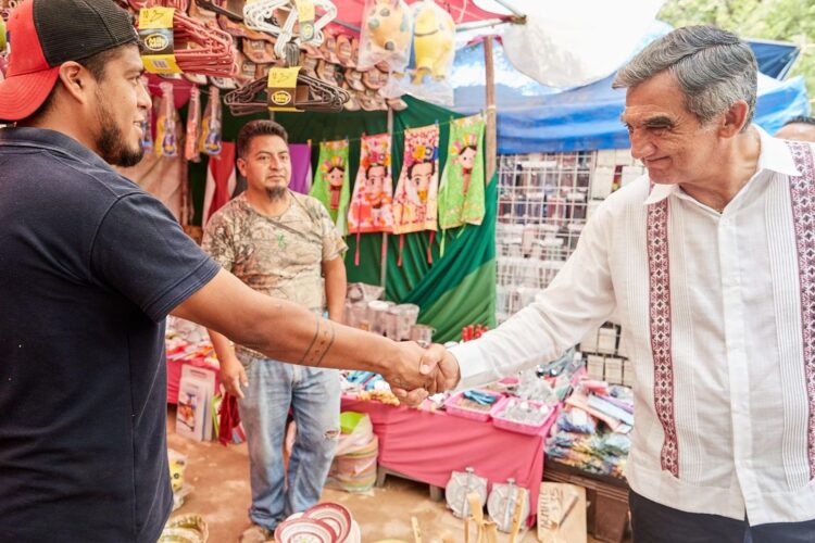 Recibe Américo muestras  de apoyo en El Chorrito