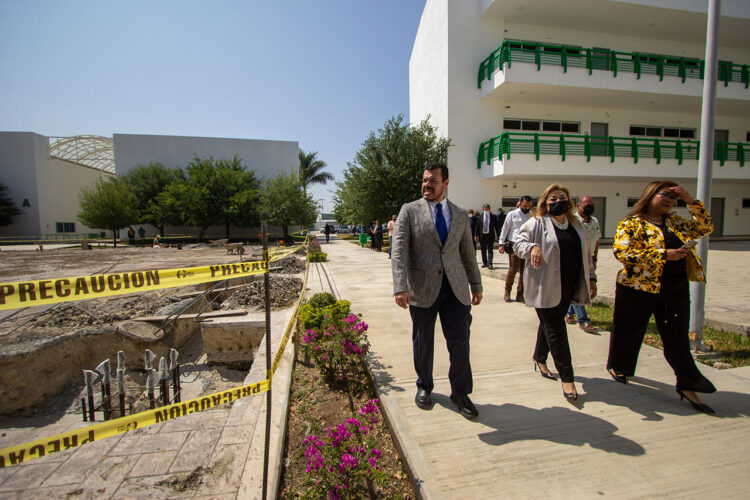 Rector de la UAT toma protesta a Directora de Enfermería Victoria