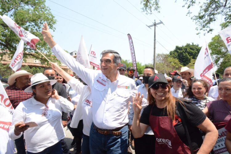 Américo camina y saluda a bañistas en Güémez