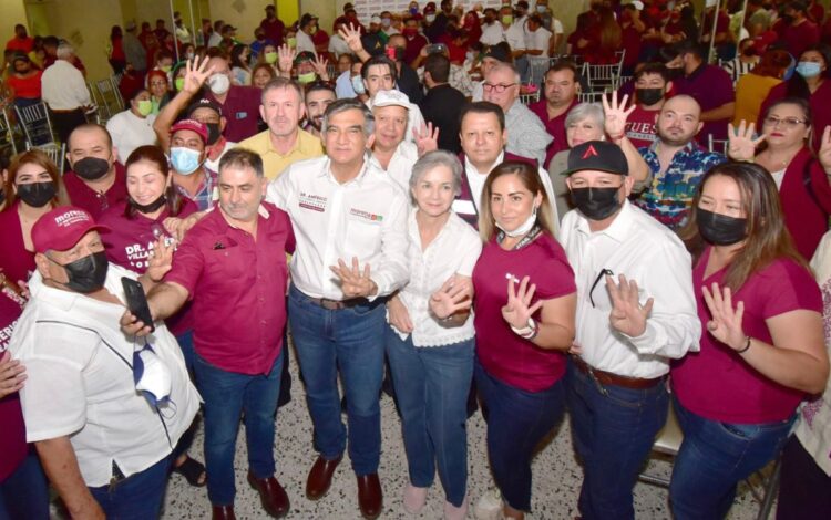 El actual gobierno y los anteriores están reprobados y deben ser rechazados: Américo Miguel Alemán, Tams.- De acuerdo a la evaluación de los tamaulipecos, los gobiernos que nos precedieron, están reprobados y por sus acciones, deben ser castigados, dijo Américo Villarreal Anaya, candidato común a la gubernatura por los partidos Morena, PT y Verde Ecologista. Aseguró que las circunstancias que nos aquejan, son resultado de los gobiernos que se desviaron del camino, los que tuvieron la oportunidad de gobernar, pero fueron omisos y no lo hicieron y permitieron la corrupción. Desde el corazón de la Ribereña, el doctor Américo Villarreal aseguró también que buscará la solución a los problemas, mediante foros y consultas ciudadanas y convocó a todos a una votación histórica el próximo 5 de junio. El candidato común de «Juntos Hacemos Historia en Tamaulipas» escuchó atento a Jaime Hinojosa Peña, enlace territorial de Morena en esta zona quien destacó: «La frontera chica está lista para el cambio y a los azules les decimos que no les tenemos miedo». El candidato morenista estuvo acompañado de su esposa María de Villarreal, el delegado del CEN de Morena, Ernesto Palacios Cordero y Mirtala Flores Solís, dirigente del Partido Verde en la localidad.