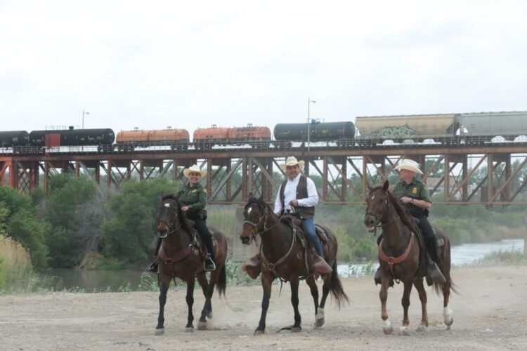 Se reúne Gobernador con oficiales de Aduanas y Protección Fronteriza