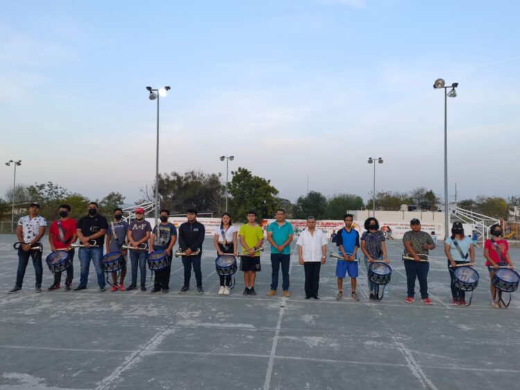 Arman Antorchistas banda de guerra a través de colecta