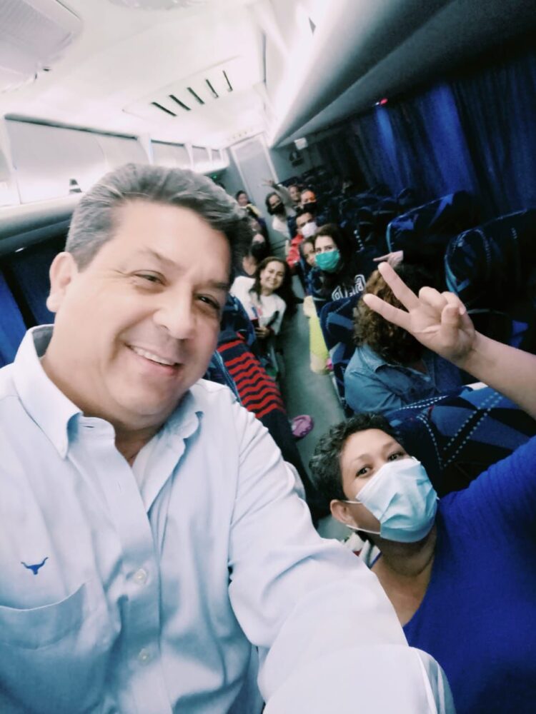 Supervisa gobernador traslado de personas que acuden a recibir vacuna en Texas