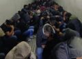Rescatan a 133 migrantes, viajaban en una caja de trailer