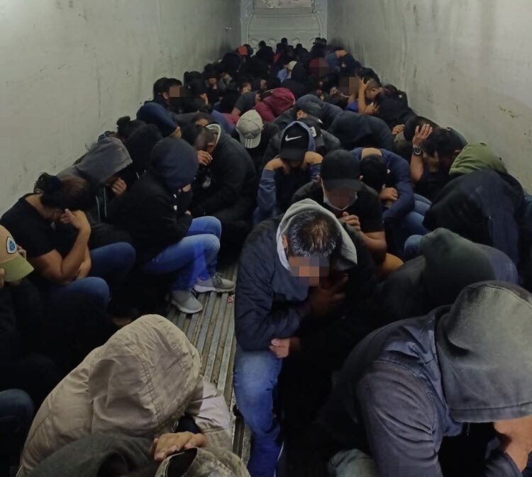 Rescatan a 133 migrantes, viajaban en una caja de trailer