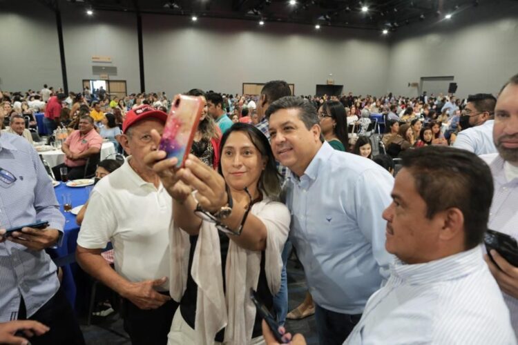 Distingue Cabeza de Vaca logros del magisterio de Tamaulipas