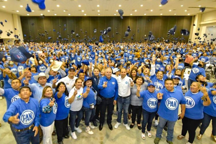 Toma protesta Truko frente a los “porteros azules de la democracia”