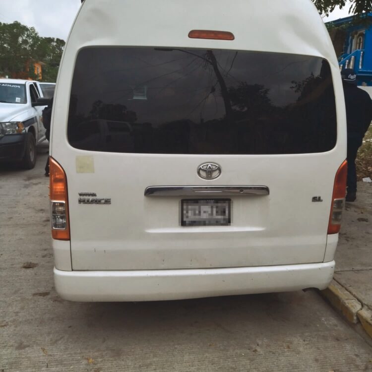 Aseguran camioneta del Congreso de la Unión con propaganda
