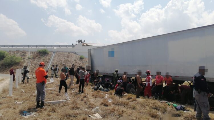 Rescata INM en Nuevo León a 137 migrantes hacinadas en caja de tráiler