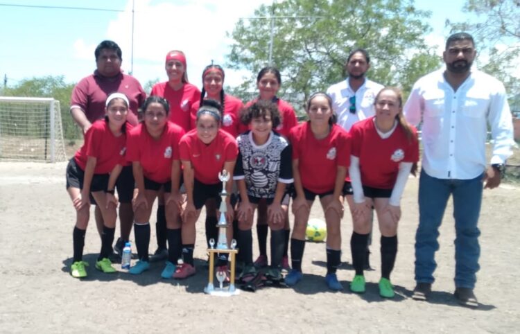 Entrega Carlos Pizaña trofeo a monarcas de fútbol femenil