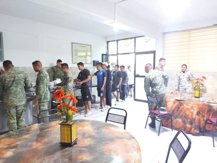 Convive bachillerato militarizado de Reynosa con fuerzas castrenses