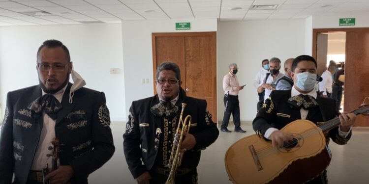 Mariachi, gritos y triunfo de Américo revientan sesión del Congreso