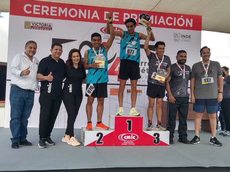 Da Carlos Pizaña banderazo de  salida en 4ta. Carrera de la CMIC