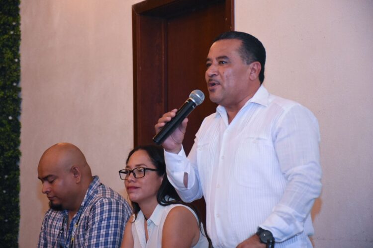 Maestros apoyan aspiraciones de Abelardo Ibarra