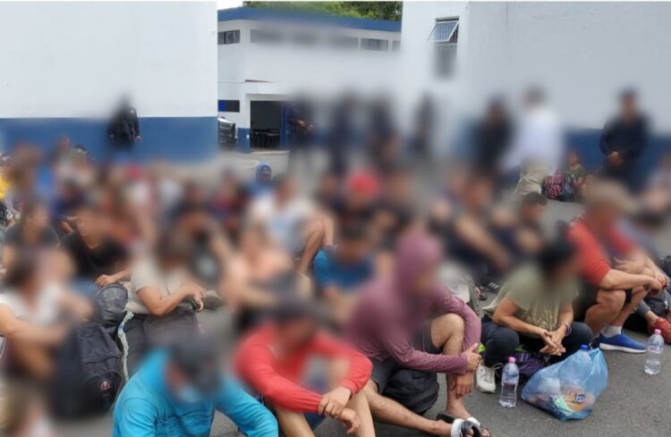 Rescata INM en Puebla a 116 personas migrantes transportadas en un camión en condiciones de hacinamiento