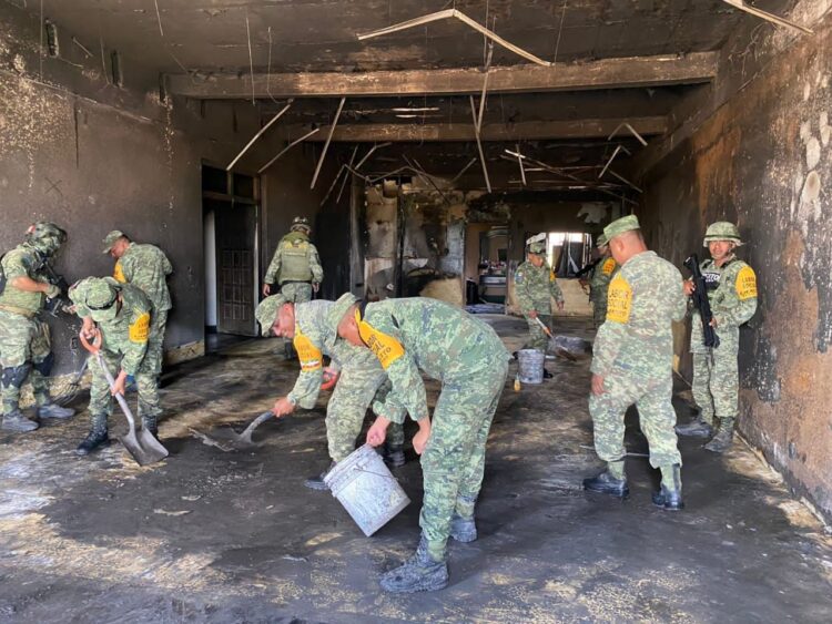Tras incendio en iglesia, apoyan elementos del Ejército Mexicano