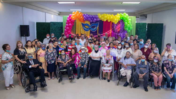 Festeja UAT a los abuelitos del programa universitario para adultos mayores