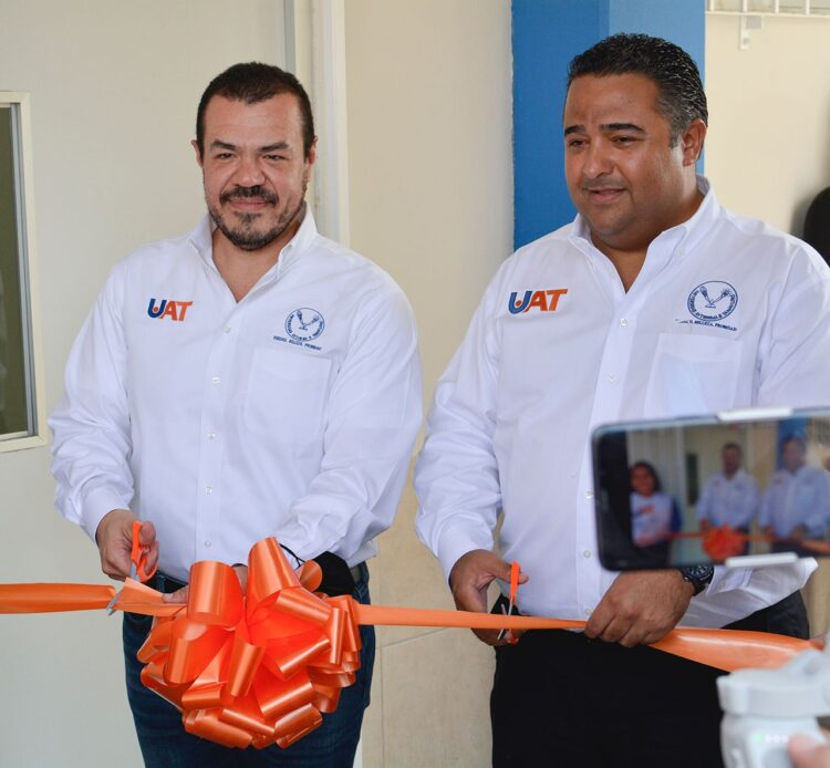 Entrega Rector de la UAT en Nuevo Laredo equipamiento de aulas digitales