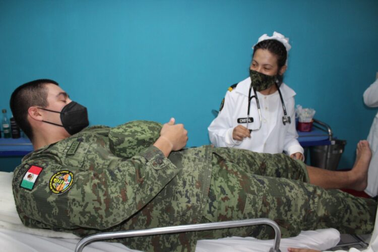 Quinceañera tamaulipeca se convierte en médico militar