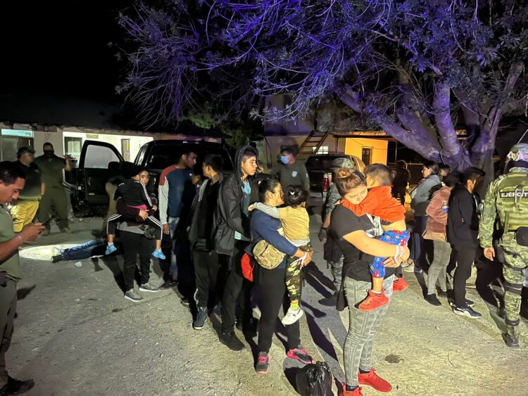 Rescata Ejército Mexicano a 63 indocumentados en Mier y Camargo