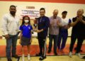 Cede Lalo Gattás premio económico de torneo de Ping Pong a la niña Vanessa