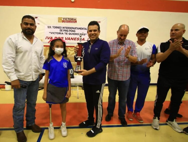 Cede Lalo Gattás premio económico de torneo de Ping Pong a la niña Vanessa