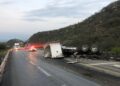Volcadura de trailer obstruye carril en la Rumbo Nuevo