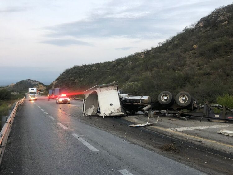 Volcadura de trailer obstruye carril en la Rumbo Nuevo