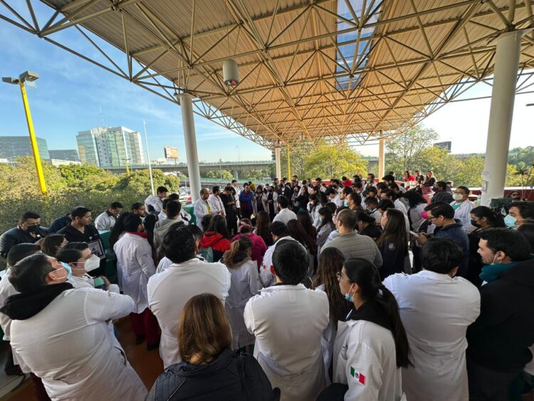 Pemex, incumple contrato con médicos residentes de varios estados