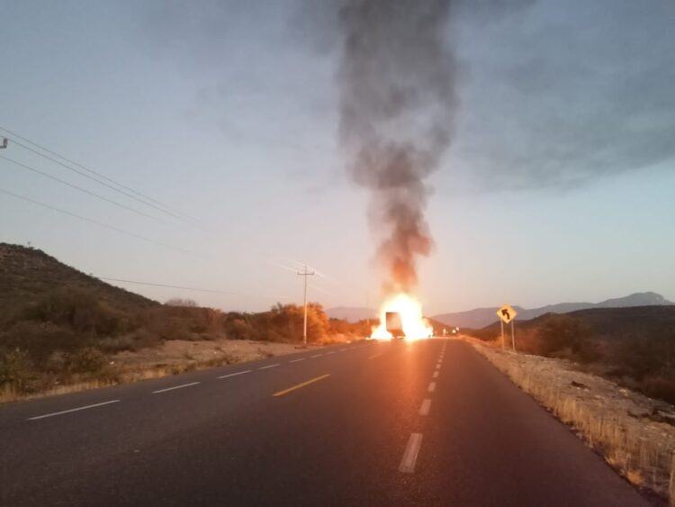 Por incendio cierran carretera en Jaumave