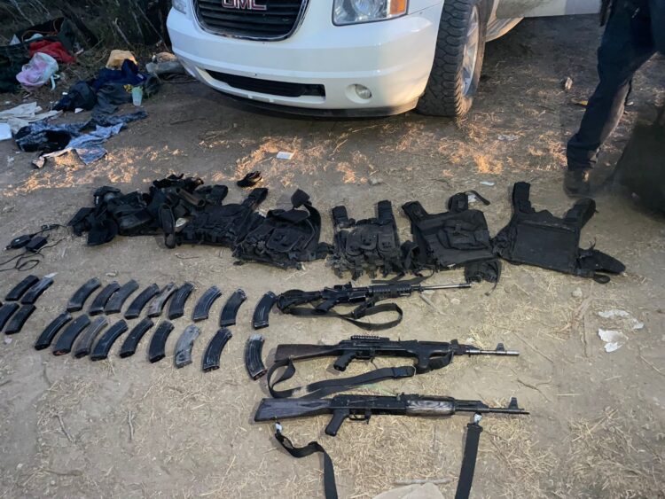 Rescatan a 3 mujeres y aseguran armas y equipo táctico en Reynosa