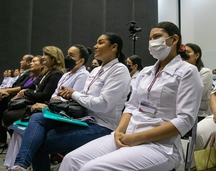 Reconoce rector esfuerzo de enfermeras y enfermeros de la UAT para laborar en Alemania