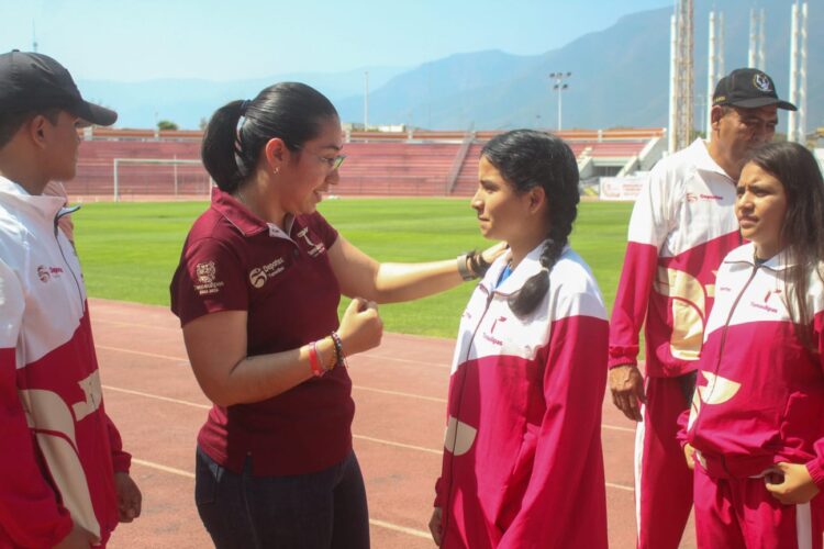 Entrega INDE uniformes a pugilistas tamaulipecos para eliminatoria en Monterrey