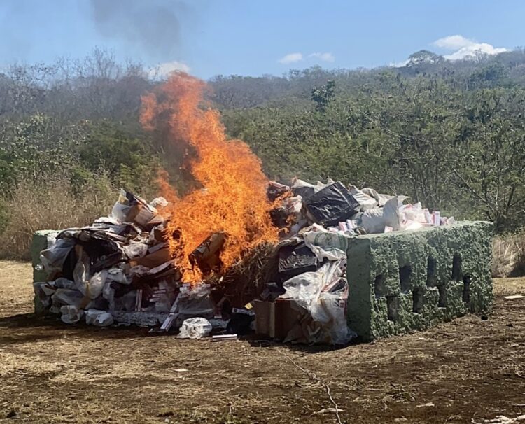Incineran narcóticos y piratería en Campeche