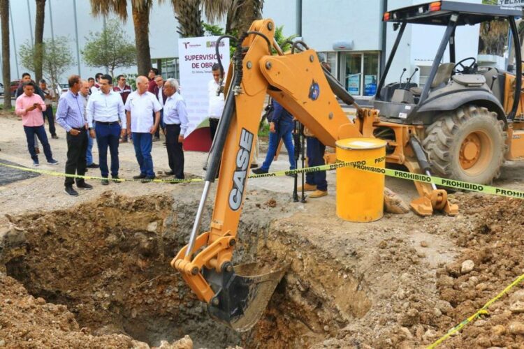 Supervisa Alcalde trabajos de rehabilitación de colector sanitario San Antonio.