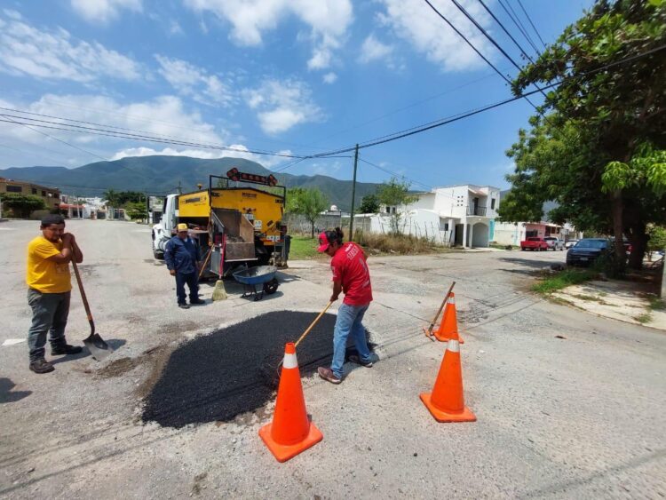 Tras lluvias, reactiva Municipio programa de bacheo en la ciudad.