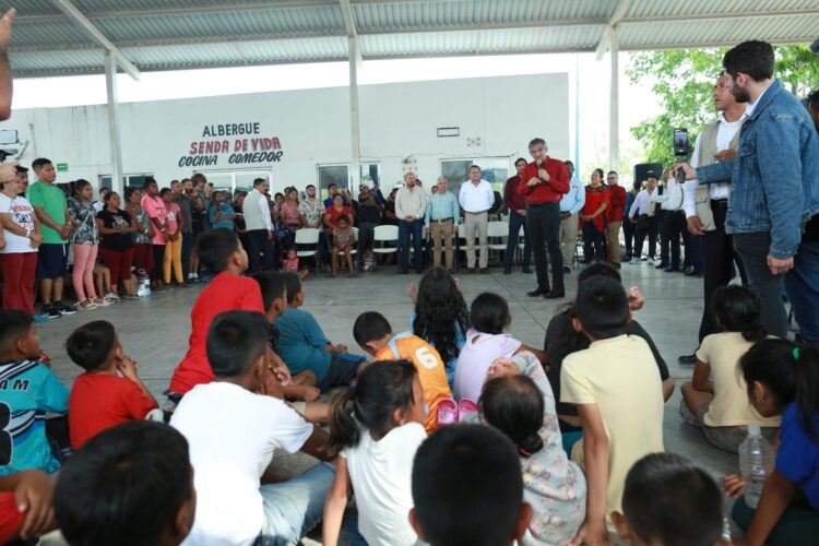 Visita Américo a migrantes; les ofrece ayuda y protección