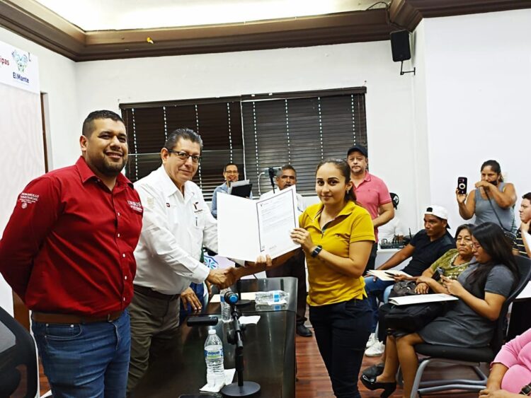 Entregan escrituras que dan certeza jurídica a  familias de El Mante