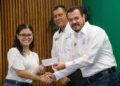 Entrega rector becas a estudiantes hijos de docentes UAT
