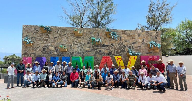 Colabora UAT en sensibilizar a productores rurales sobre la interacción del ganado y carnívoros silvestres