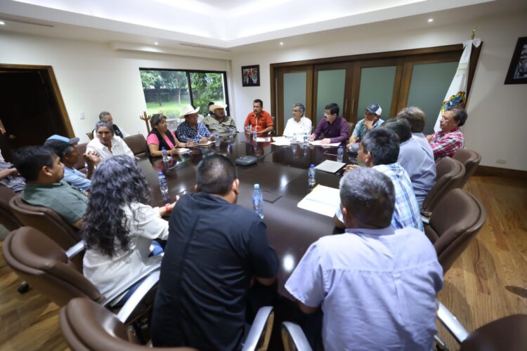 Ofrece Américo Villarreal apoyo a productores sorgueros