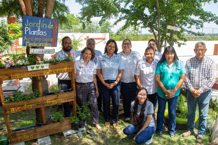 Cultivan en espacios de la UAT plantas aromáticas y medicinales