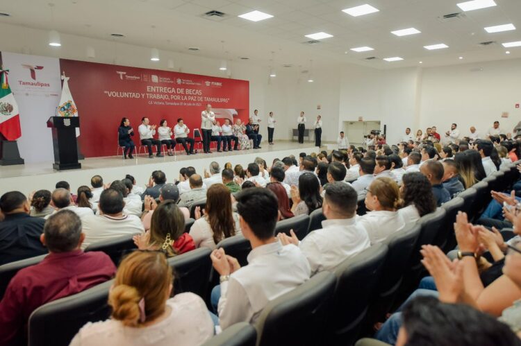 Reactiva Américo Villarreal entrega de becas y útiles escolares en nivel básico