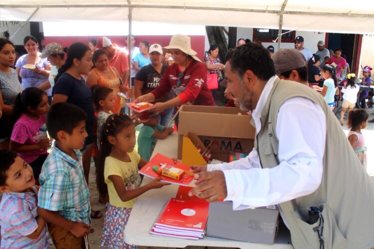 Reciben infantes útiles escolares y apoyan liberación de crías de tortugas marinas en Tamaulipas