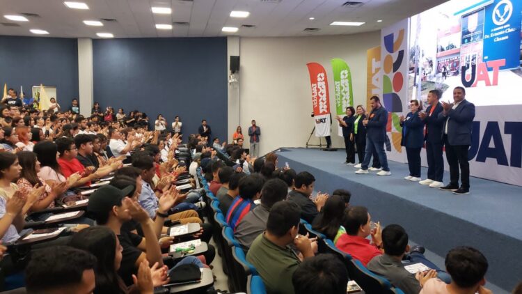 Rector presenta Vida UAT a estudiantes de Nuevo Laredo
